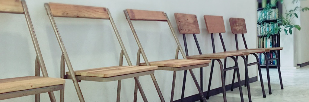 メリーイングランド本店2階廊下にある椅子の写真