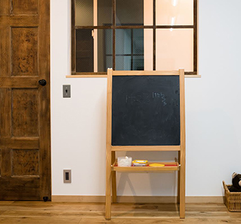 メリーイングランド本町校キッズクラスルームのブラックボードの写真