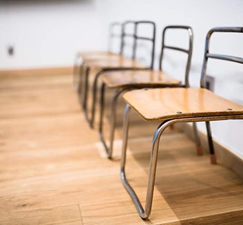 メリーイングランド本町校キッズクラスルームにある椅子の写真